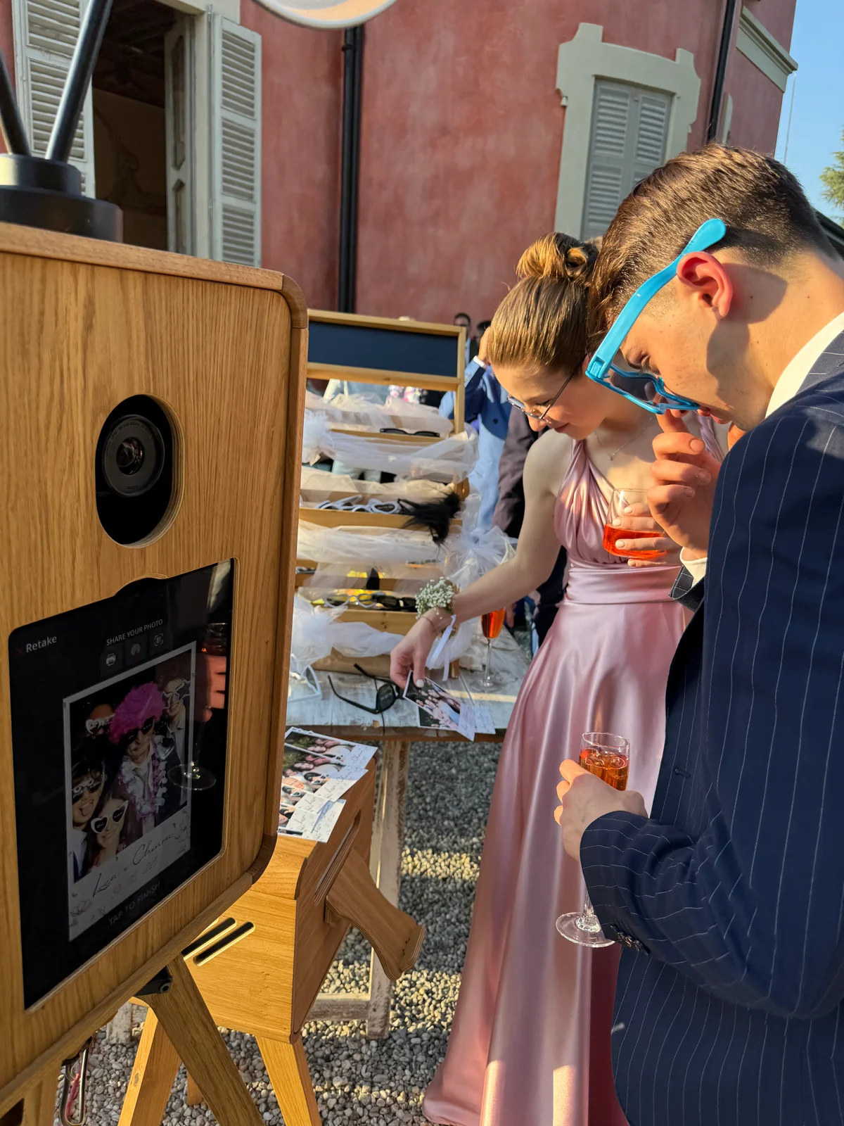 Invitati che ritirano le fotografie stampate durante un matrimonio