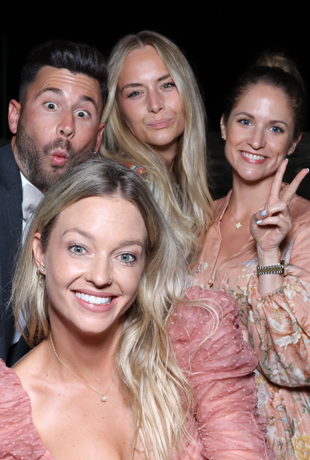 Quattro ospiti in posa per una fotografia al photo booth