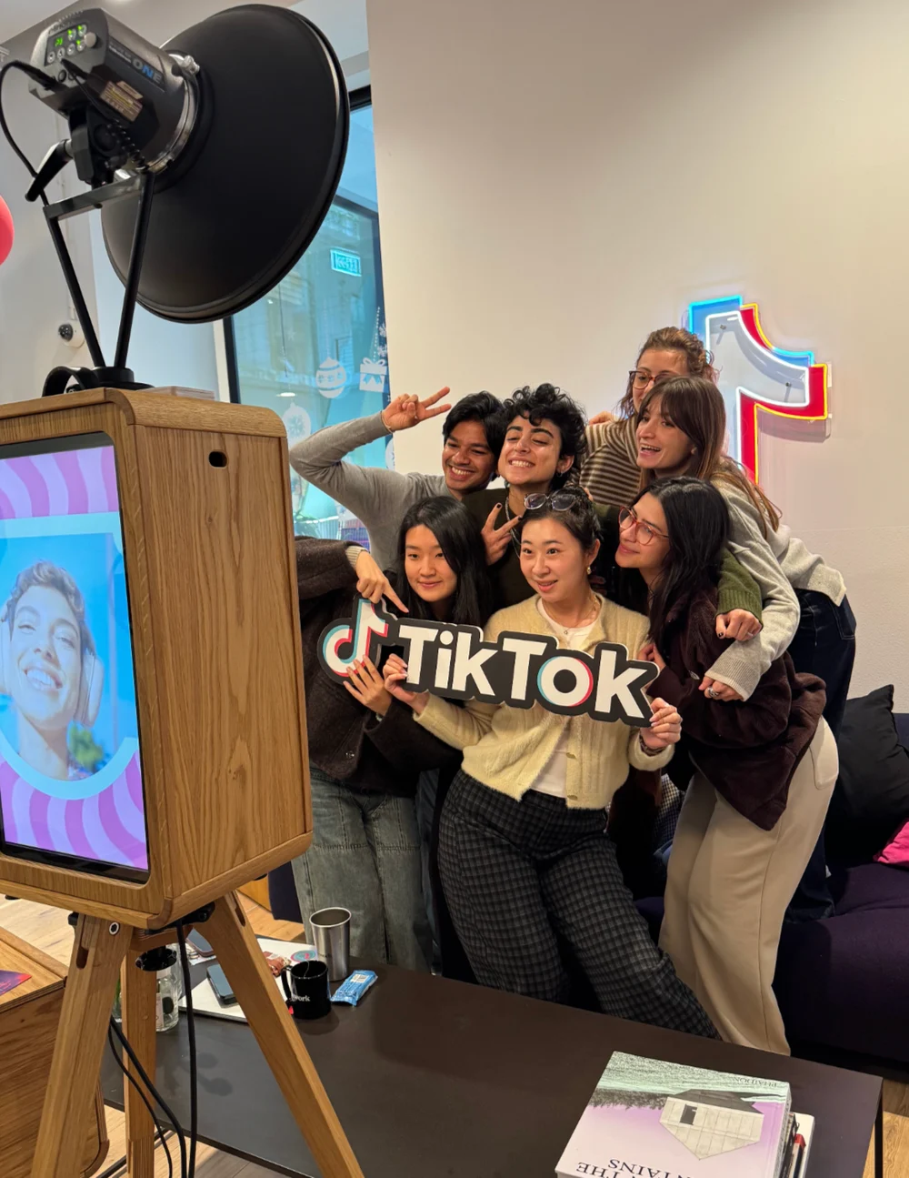 Un gruppo di partecipanti al photo booth durante un evento TikTok