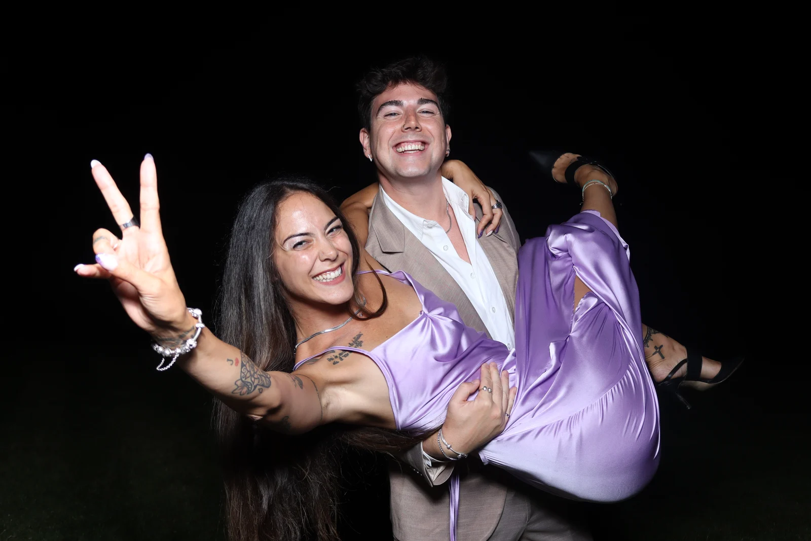 Due invitati sorridenti posano al photo booth durante un matrimonio